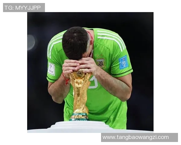 马丁内斯的传奇旅程：从青涩球员到世界足球巨星的蜕变与成就